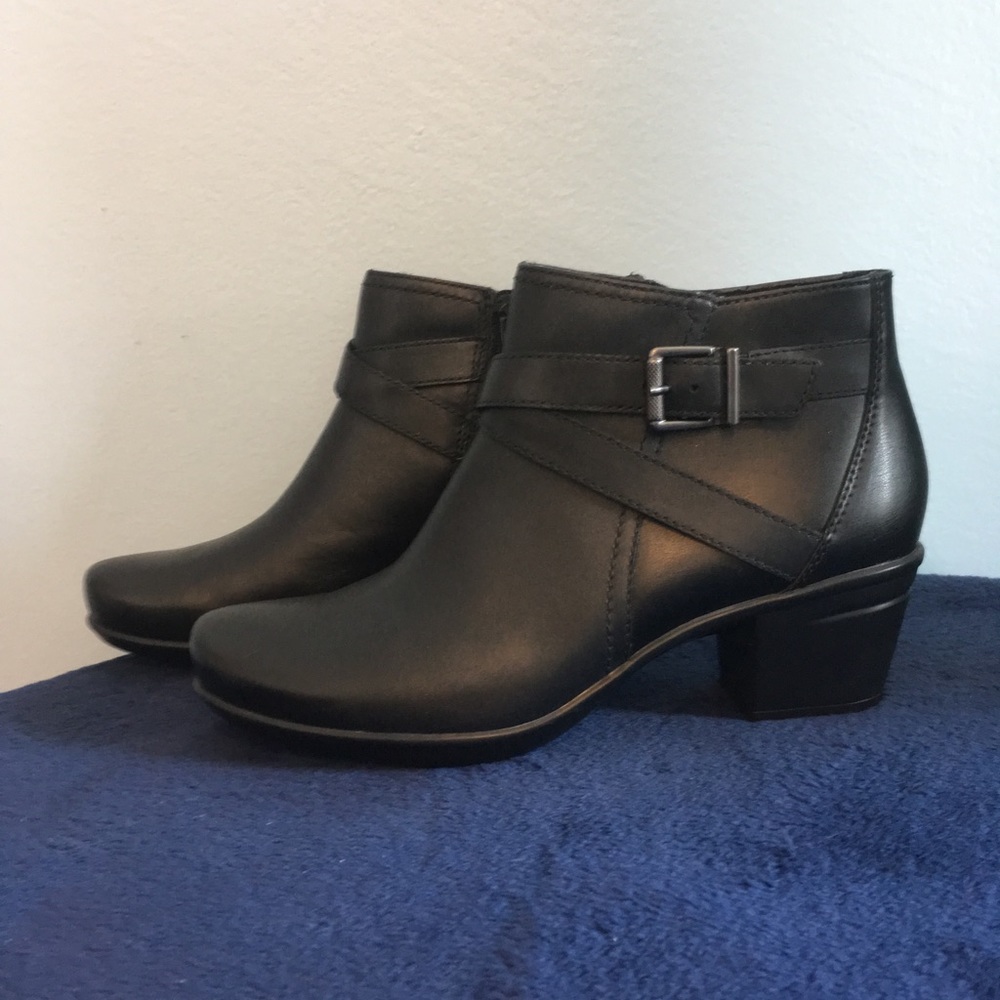 ☀️Clarks Emslie Cyndi Black Leather Booties w Buckle